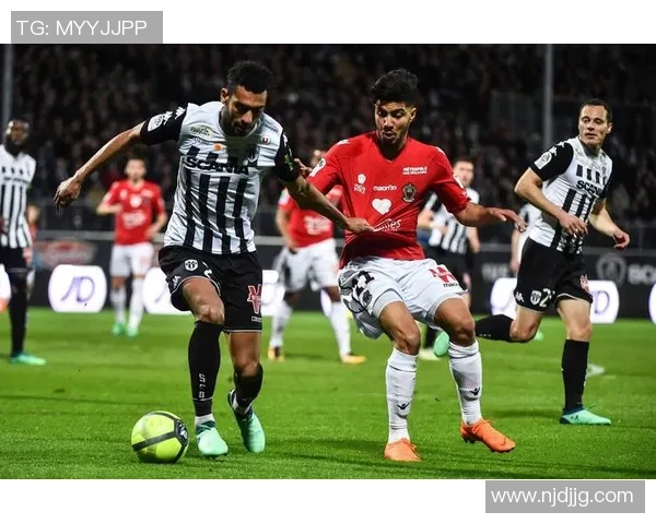 欧联杯激战：里昂逆转热刺上演惊天大逆转全场沸腾