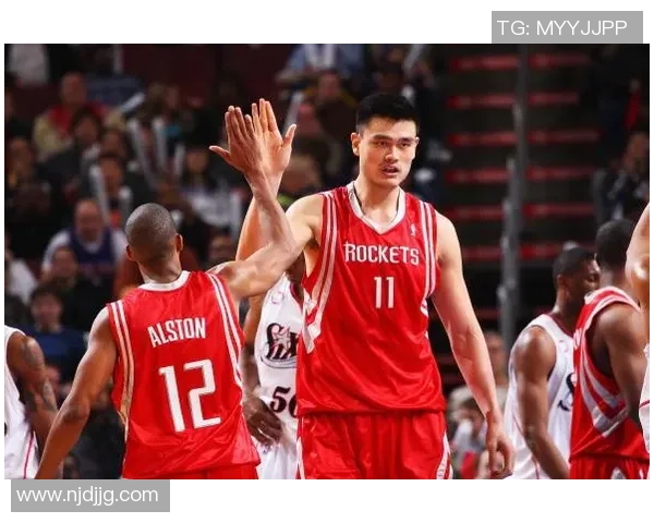 姚明在球场上展现控球技巧的精彩瞬间与动人画面