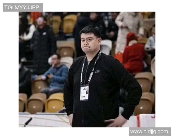 姚明黑白图像背后的故事与篮球传奇的交织